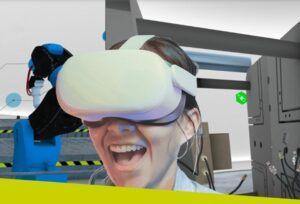 Ein Mädchen hat eine VR-Brille an.