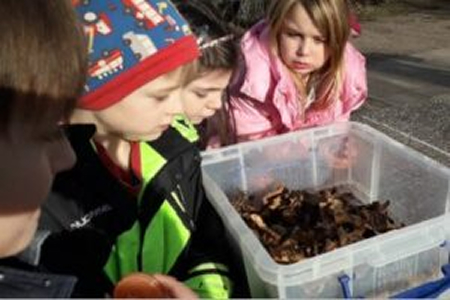 Vorschulkinder beim spielerischen Lernen