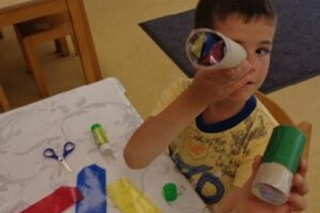 Kind beim spielerischen Lernen im Vorschulalter