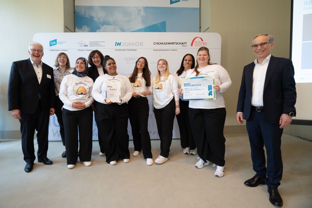 JUNIOR – Die besten bayerischen Schülerfirmen 2025 heißen “BeeHeaven“ und “COMBO“