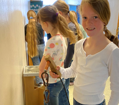 Junge Forscher*innen in Aktion – MINIPHÄNOMENTA an der Grundschule Rehling