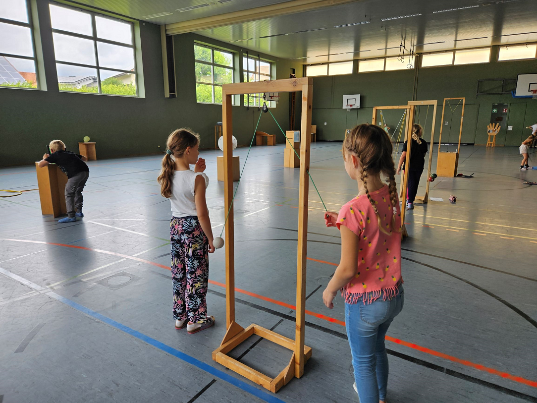 Schulkinder werden zu kleinen Forschenden – MINIPHÄNOMENTA zu Gast an der Grundschule Jandelsbrunn