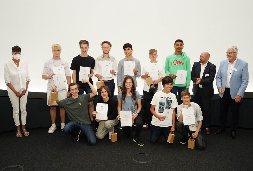 Ein Gruppenbild aller Teilnehmerinnen und Teilnehmer des Wettbewerbs der Supernova in Garching.