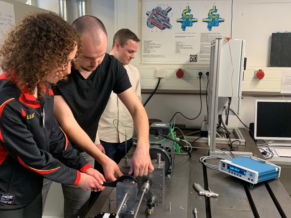 Forscherinnen-Camp öffnet die Türen in die technische Berufswelt München. Einzigartiges Ferienerlebnis bei der Hochschule München und der MTU Aero Engines AG