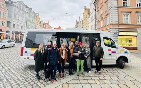sprungbrett hop-on hop-off in Landshut – Lehrkräfte steigen in den Praktikumsbus