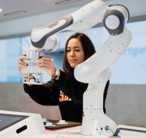 Eine Frau benutzt einen Roboterarm in einem Labor.