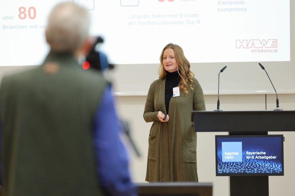 Eine Frau hält eine Rede auf dem Ausbildungskongress.