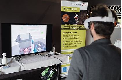 Ein Mann mit VR-Brille auf der DigiTagung.