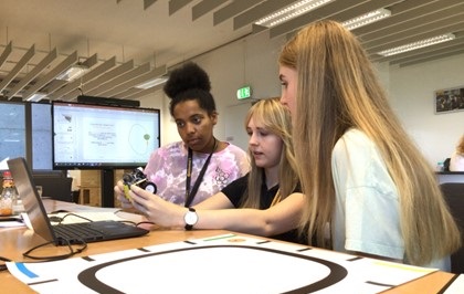 Forscherinnen-Camps – Aktive Frauenförderung zum Internationalen Tag der Frauen und Mädchen in der Wissenschaft