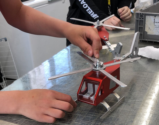 Ein selbstgebauter Miniatur-Helikopter aus Metall.