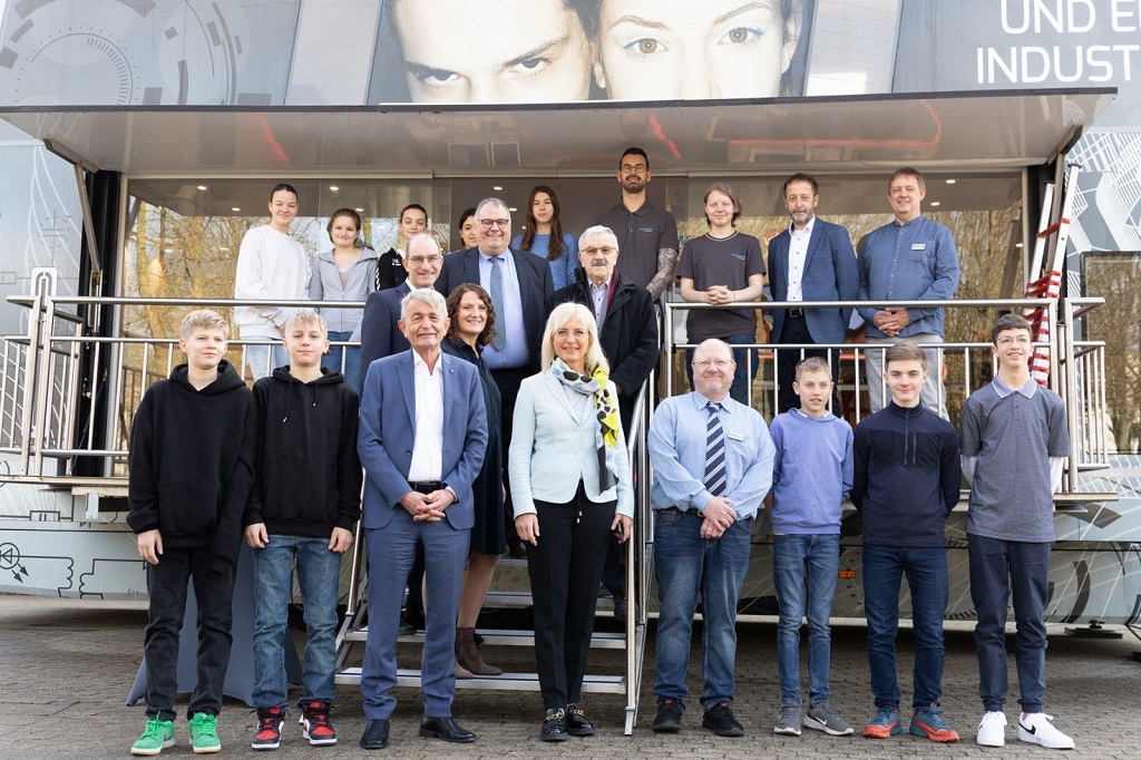 M+E InfoTruck ermöglicht Schüler*innen Einblick in M+E Berufe