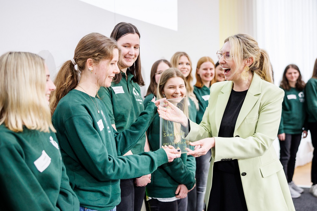Eine Gruppe Schülerinnen empfängt den P-Seminar-Preis.