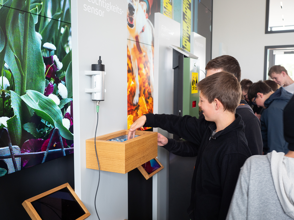 Zwei Schüler befassen sich fröhlich mit interaktivem Code.