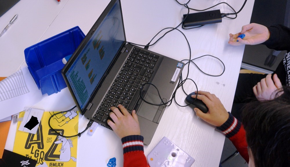 code your way – Augsburger Schüler*innen erhalten Einblick ins Coding und lernen Berufsperspektiven kennen