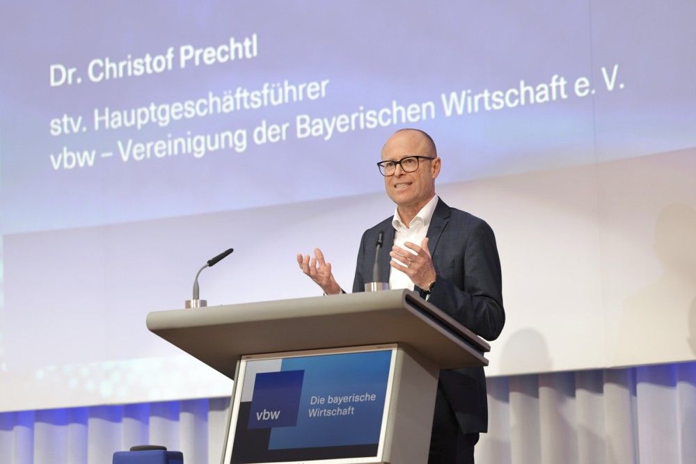 Herr Dr. Prechtl hält einen Vortrag.