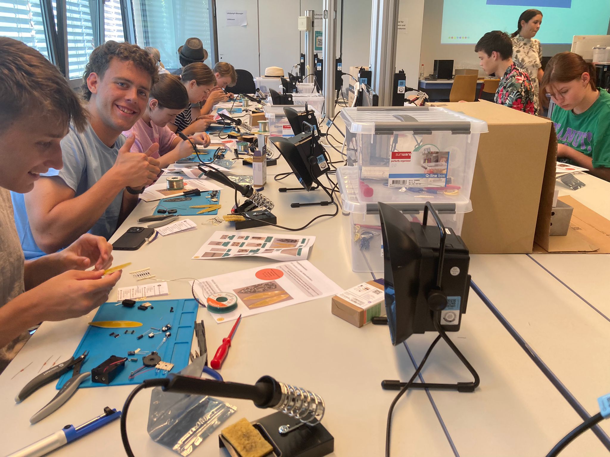 Die Schüler führen eigene bionische Experimente durch.