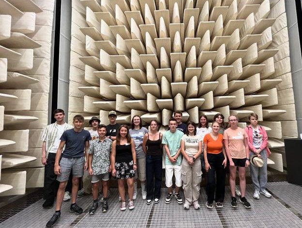Gruppenbild aller Teilnehmerinnen und Teilnehmer des Bionik-Camps.