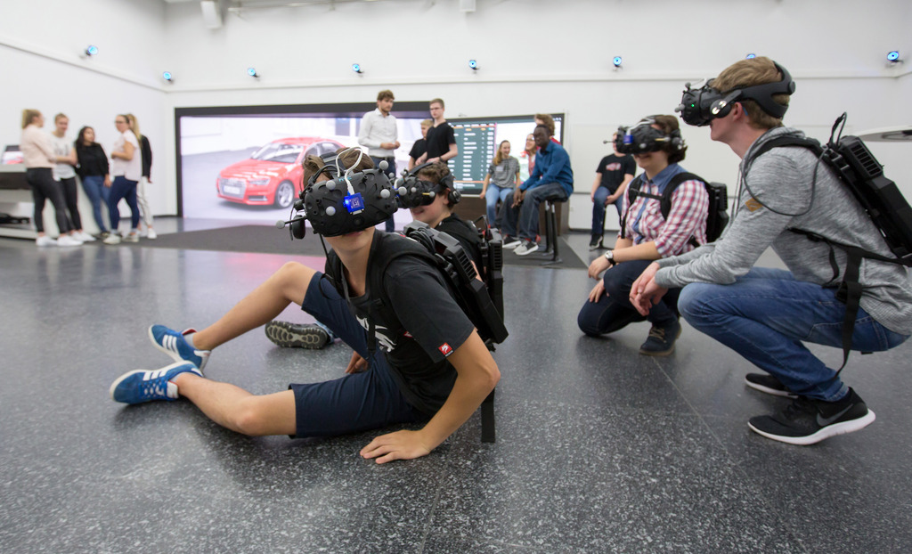 Eine Gruppe Schüler experimentiert mit VR-Brillen.