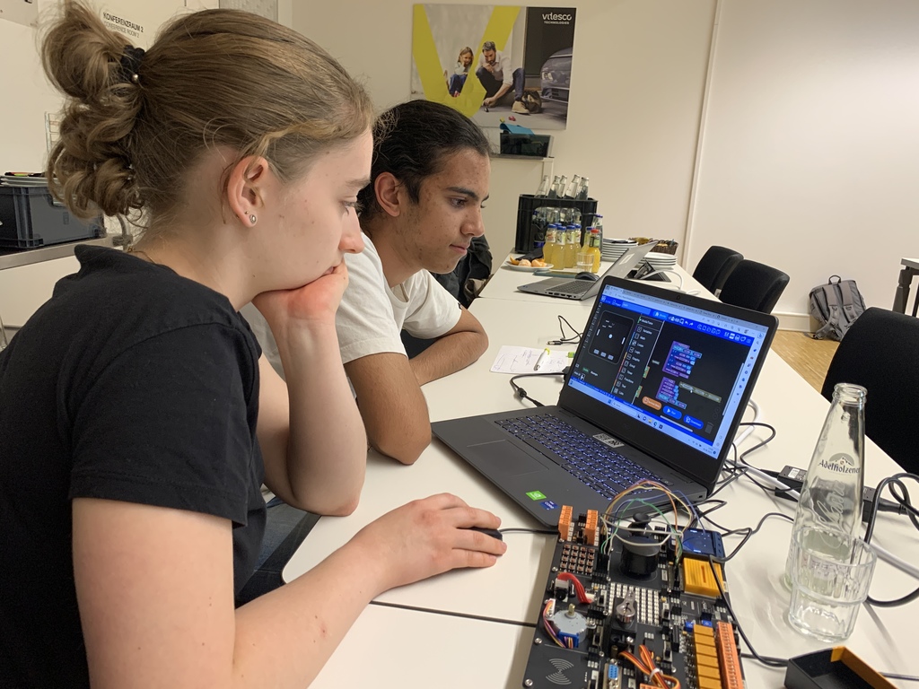 Ein Mädchen und ein Junge programmieren.