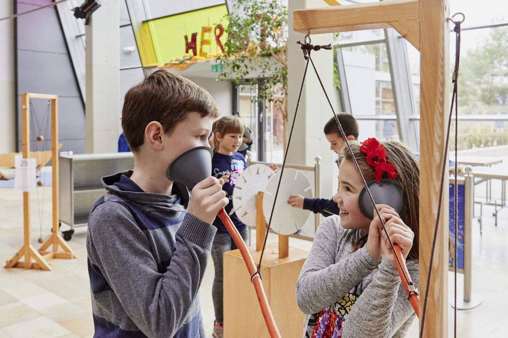 Kinder die bei MINIPHÄNOMENTA neue Konzepte lernen.