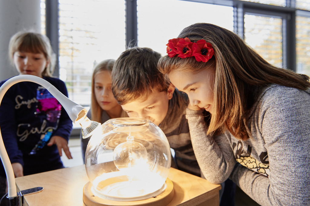 Kinder erleben bei MINIPHÄNOMENTA wissenschaftliche Zusammenhänge.