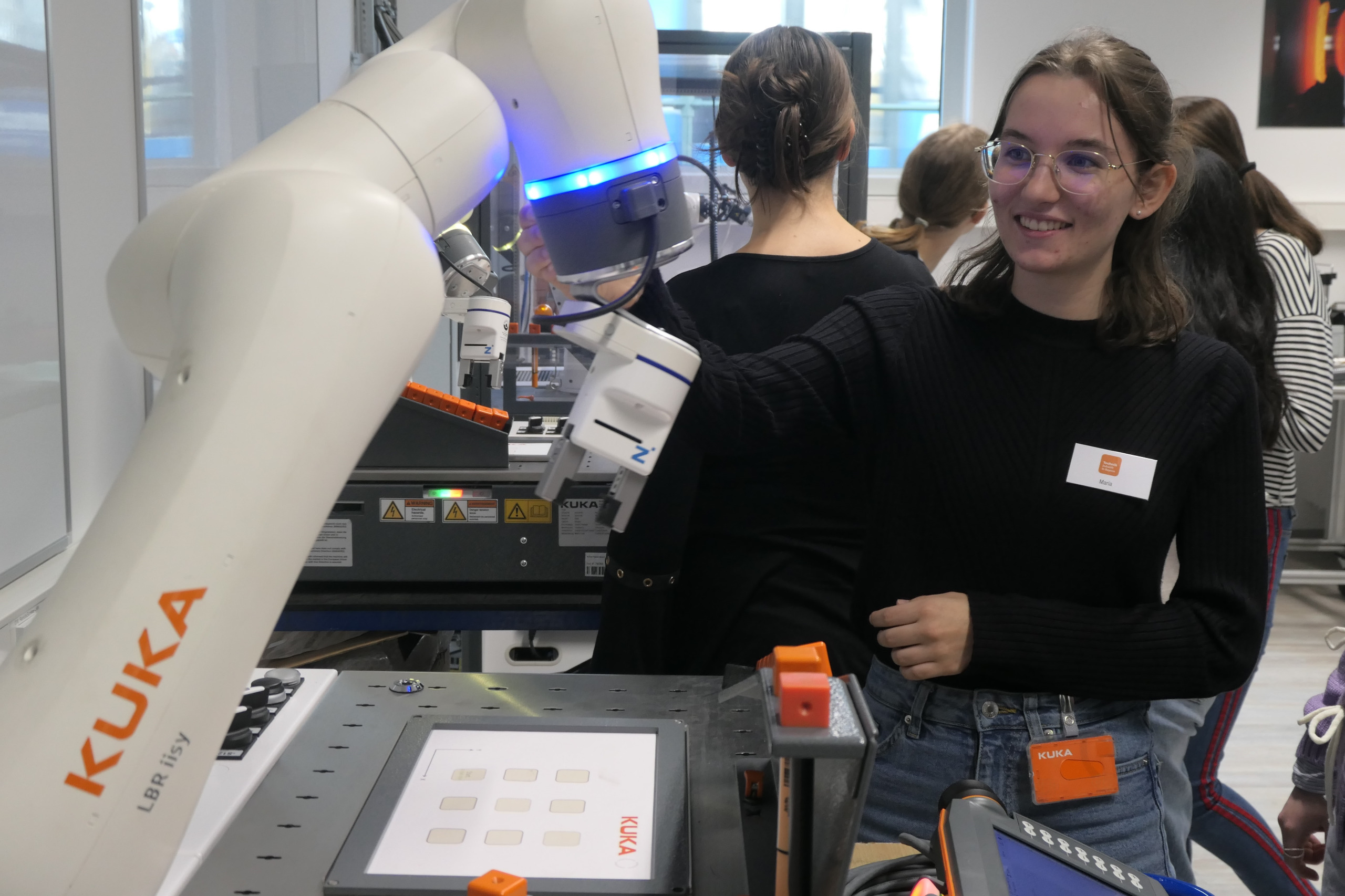 Das Team arbeitet gemeinsam an der Lösung einer technisch-naturwissenschaftlichen Aufgabe.