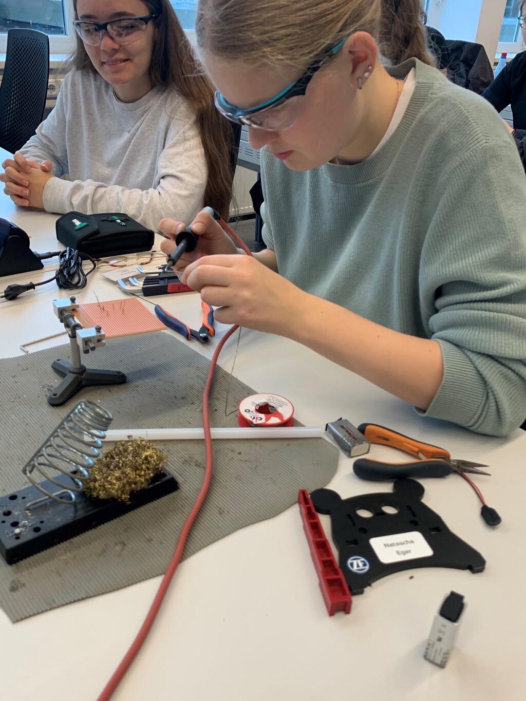 Schülerinnen arbeiten an einem Forschungsprojekt.