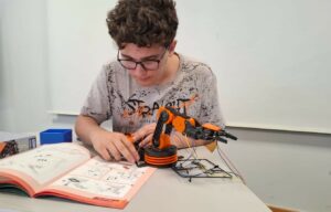 Ein Camp-Teilnehmer beschäftigt sich mit technischen Fragestellungen.
