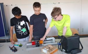 Die Jungen realisieren ein technisches Projekt.