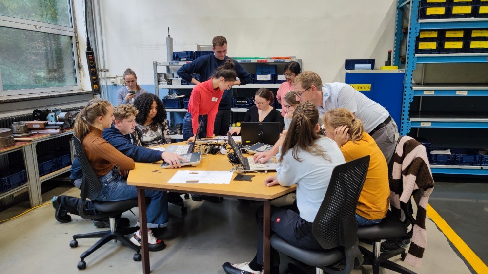 Eine Gruppe programmiert.