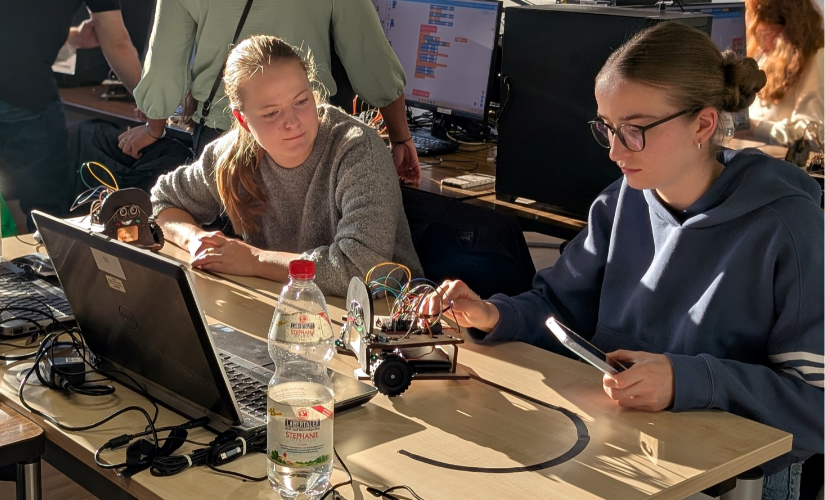 Die Teilnehmerinnen des Camps können sich in die Praxis stürzen und ihre technischen Fähigkeiten unter Beweis stellen