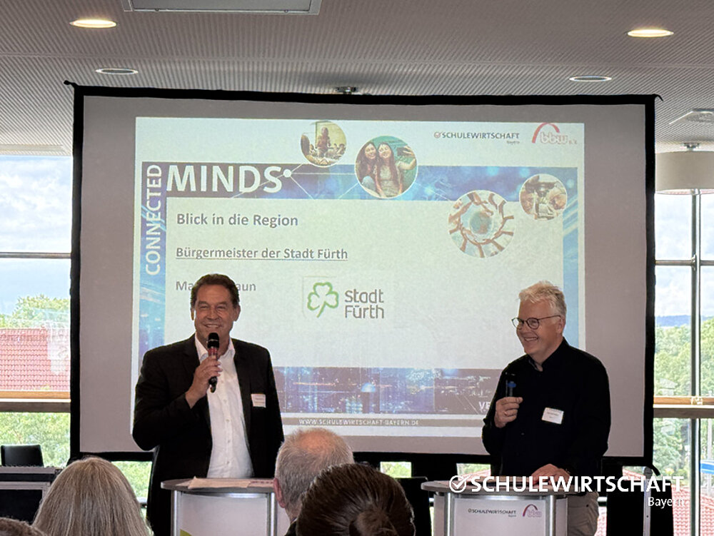 Zwei Männer halten eine Rede über Connected Minds.