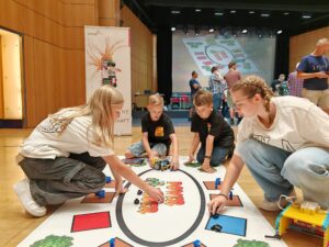 Vier Schülerinnen und Schüler machen ein MINT Planspiel.