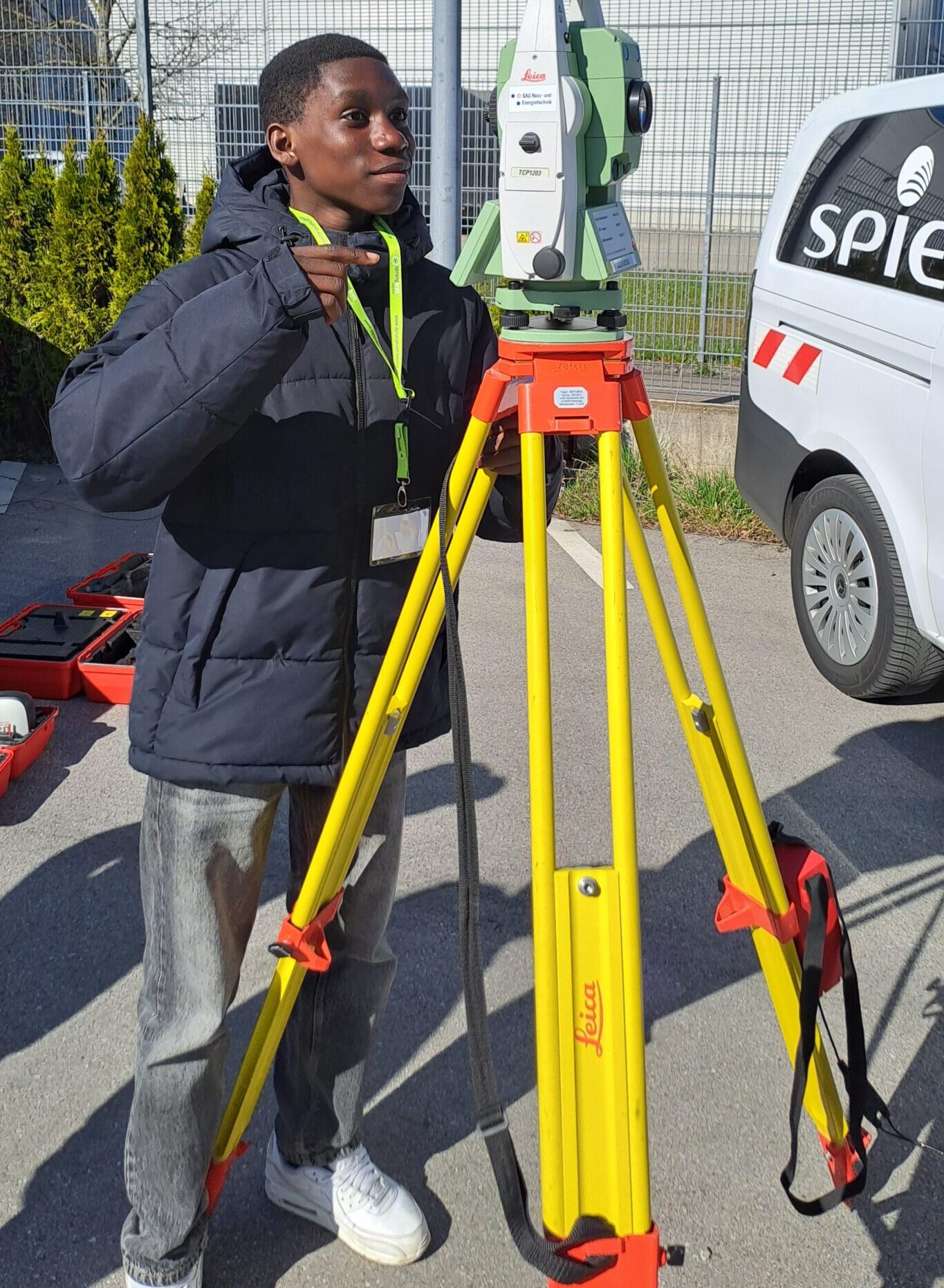 Ein Junge benutzt ein Laser-Messgerät.